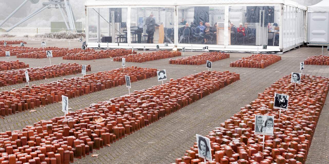 Willem-Alexander leest namen kampslachtoffers Westerbork voor