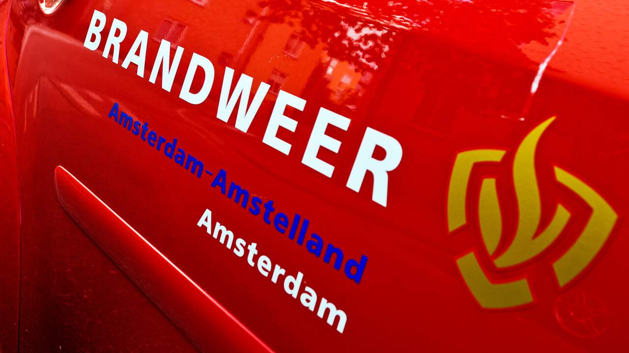 Bestelbus in vlammen op