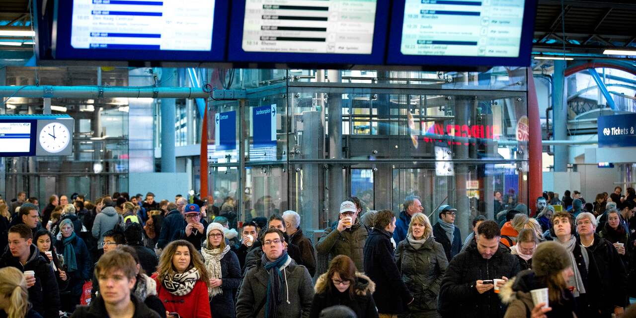 Hal Utrecht Centraal bomvol wachtende reizigers