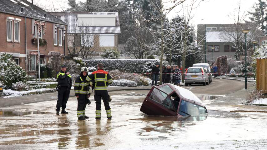 Auto zakt in sinkhole in Sint-Oedenrode na breuk waterleiding