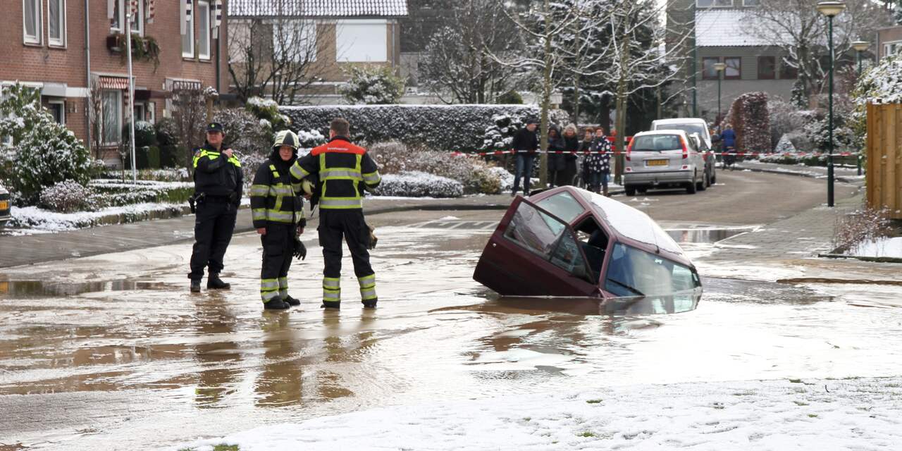 Auto zakt in sinkhole in Sint-Oedenrode na breuk waterleiding
