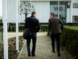 FNV-bestuurder Niels Suijker (L) en CNV-onderhandelaar Martijn den Heijer lopen naar het hoofdkantoor van Vroom en Dreesman om te worden bijgepraat over de laatste stand van zaken. 