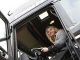 Minister Schultz van Haegen (Infrastructuur) stapte maandag in een zelfrijdende vrachtwagen.
