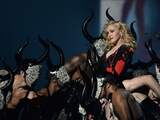 Madonna en haar 'duivels' tijdens een optreden bij de Grammy's.
