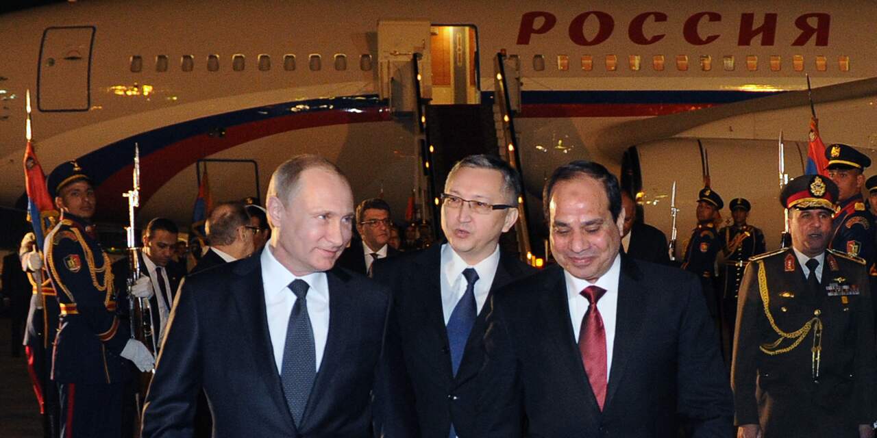 Poetin doet Egyptische president al-Sisi kalasjnikov cadeau