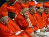 Paus Franciscus neemt twintig nieuwe kardinalen officieel op