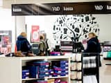 	UTRECHT - Winkelend publiek in het Utrechtse filiaal van V&D. De warenhuizen blijven open, in elk geval voorlopig. Het bedrijf wist op de valreep een faillissement te voorkomen en kan zijn rekeningen dankzij een akkoord met de banken en eigenaar Sun Capital de komende tijd weer betalen. ANP ROBIN VAN LONKHUIJSEN
fotograaf	Robin van Lonkhuijsen