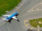 	SCHIPHOL - Luchtfoto van een vliegtuig op Schiphol. Nu de zomervakantie is aangebroken in Nederland, maken veel vakantiegangers gebruik van de luchthaven. ANP KOEN VAN WEEL