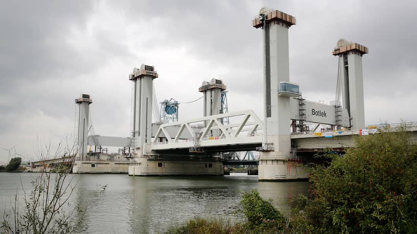 Botlekbrug over Oude Maas dicht na aanvaring met schip