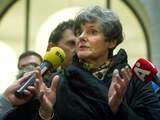 Voorzitter Louise Gunning van het college van bestuur van de UvA in gesprek met demonstranten in de hal na het binnenvallen van het Maagdenhuis in Amsterdam. 