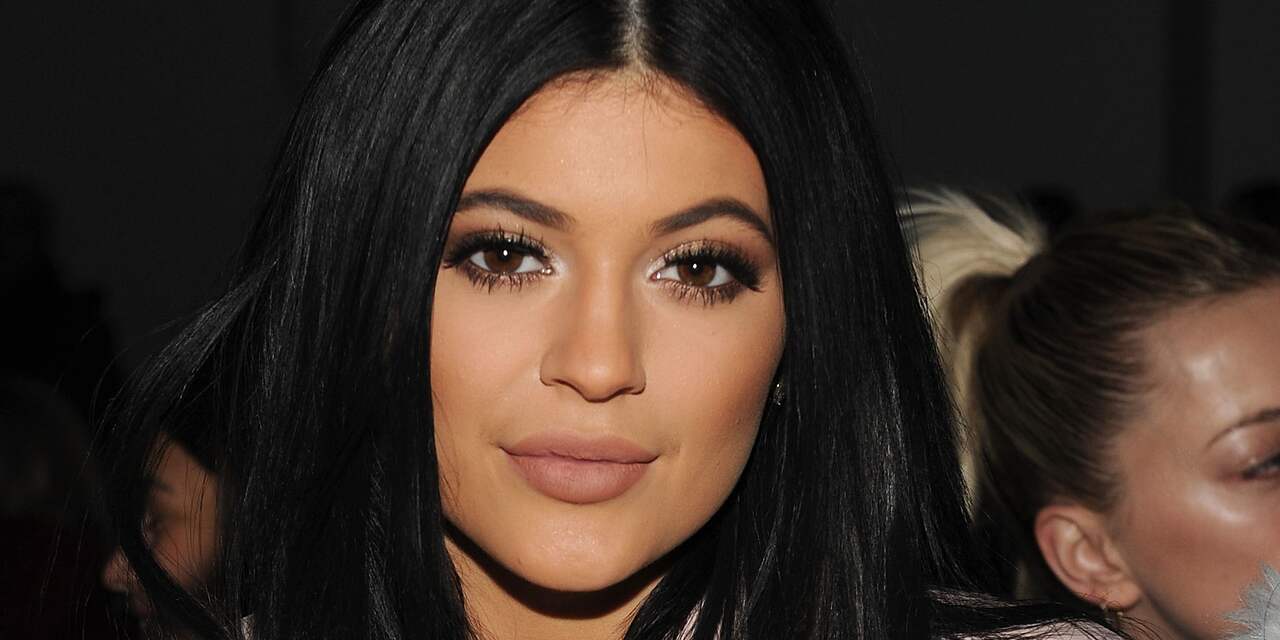 Kylie Jenner verft kapsel aqua-blauw
