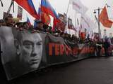 Opvallend veel deelnemers droegen de vlag van Rusland bij zich. Ook was er een groot spandoek met de tekst 'helden gaan nooit dood'. 