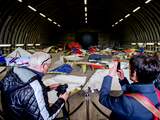 Nabestaanden MH17 bekijken wrakstukken op vliegbasis Gilze-Rijen