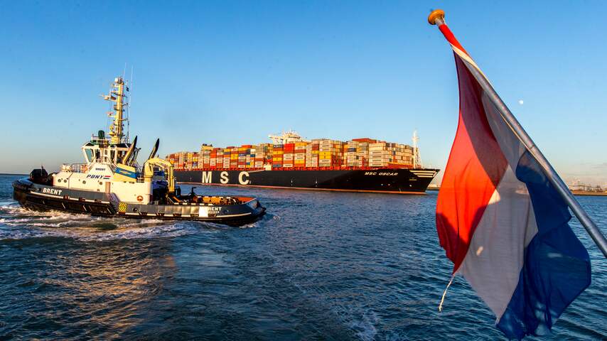 Containerschip  vaart voor de eerste 