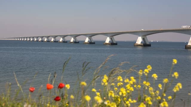 Zeelandbrug enige tijd afgesloten na ongeluk met meerdere autos. Zeelandbrug enige tijd afgesloten na ongeluk met meerdere autos.