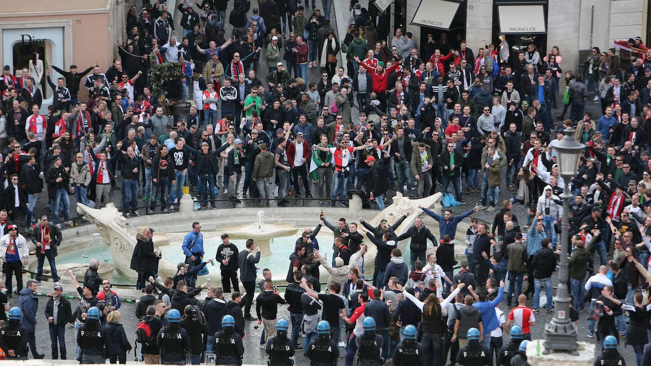 De politie in Rotterdam heeft vijftien vermeende relschoppers ontdekt in beelden van de rellen rond de wedstrijd AS Roma tegen Feyenoord in Rome vorige maand.