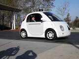 Google onthulde medio 2014 een prototype van zijn zelfrijdende auto zonder stuur en pedalen. De auto stuurt zelf en de passagiers hebben alleen een start- en stopknop en een scherm om hun route te bekijken.
