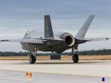 Minister Jeanine Hennis-Plasschaert van Defensie zei donderdagochtend dat het goed is dat er na ruim twaalf jaar politiek debat duidelijkheid is over de opvolger van de F-16, waar de luchtmacht nu nog mee vliegt.