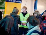Honderden mensen staren ontredderd naar de informatieborden, die niet veel meer melden dan dat er ten noorden van Leiden, Utrecht en Hilversum en in een ruime straal rond Amsterdam Centraal geen treinverkeer mogelijk is.