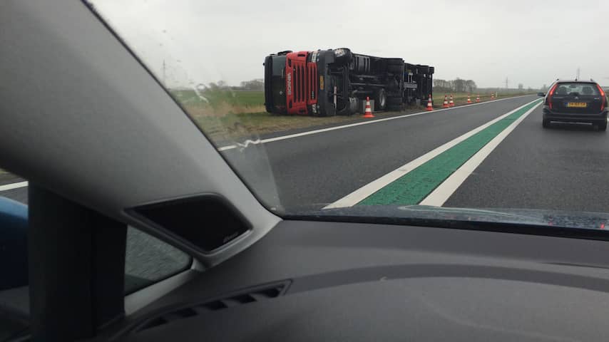 Vrachtwagen omgewaaid op de N50 tussen Ens en Kampen