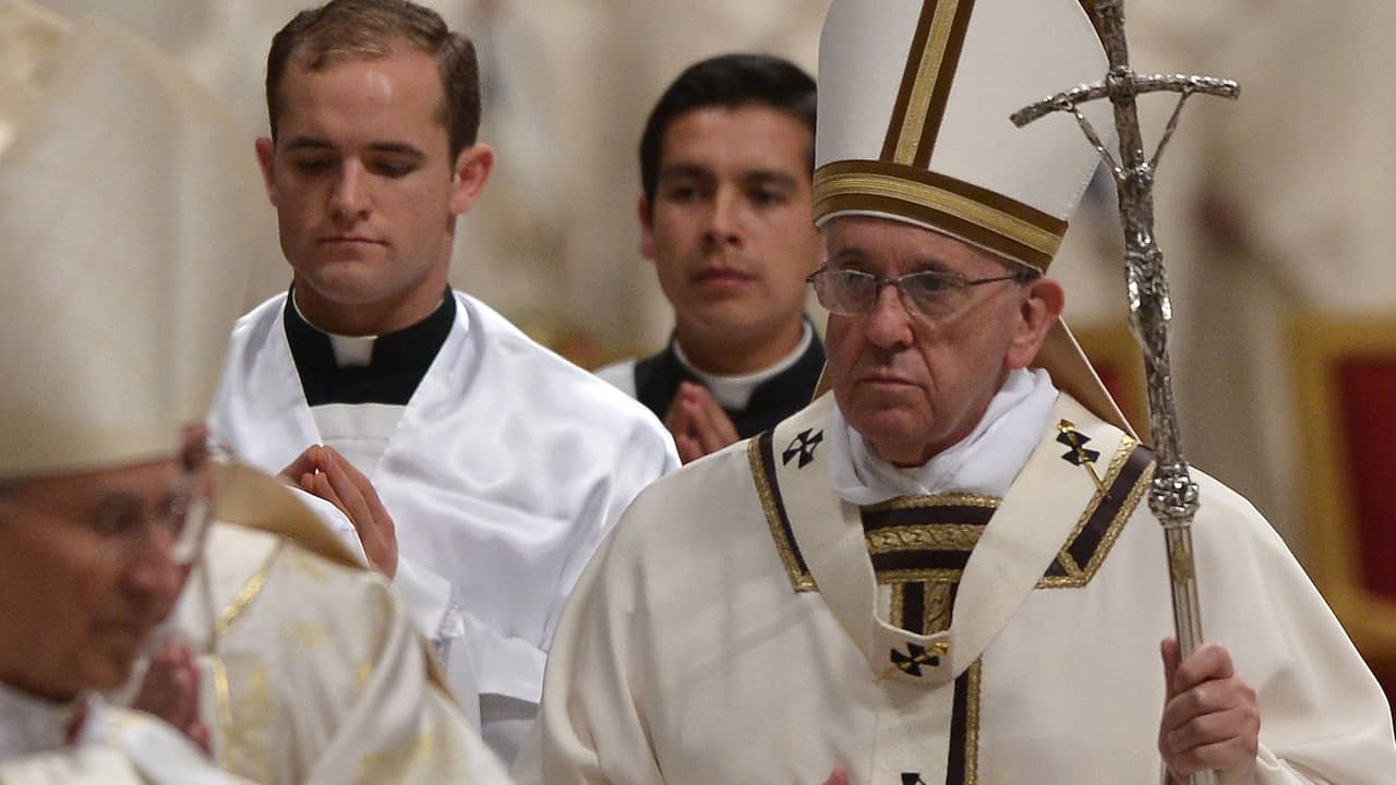 Paus Franciscus heeft de gelovigen zaterdagavond opgeroepen "te luisteren naar de stilte", maar ook de ogen niet te sluiten voor problemen en zich niet voor de wereld af te sluiten.