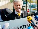 De PVV-voorman draagt een bord bij zich met daarop de tekst: "Geen haatimams in Nederland".