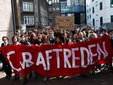 De docenten en studenten scandeerden "aftreden, aftreden!" bij aanvang van het protest, in de Roetersstraat.