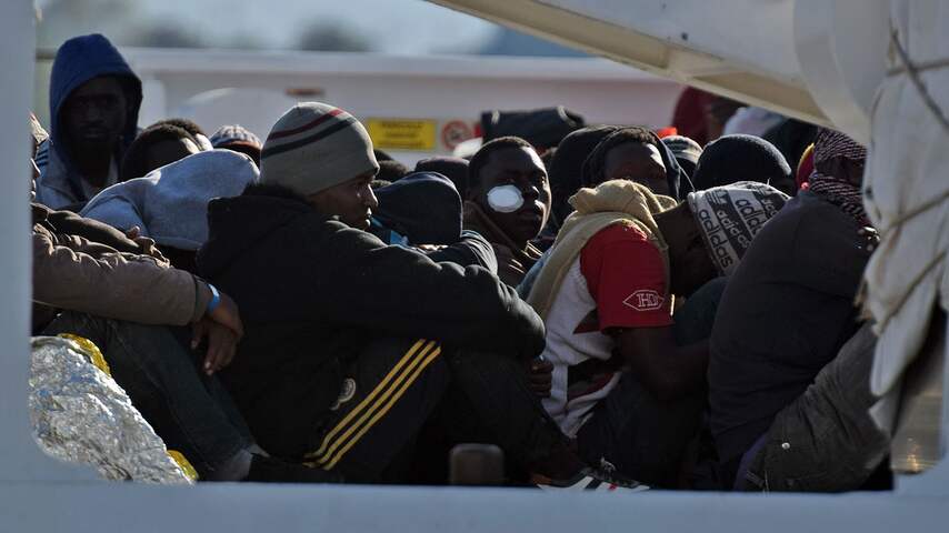 Boot met honderden vluchtelingen kapseist op Middellandse Zee
