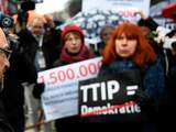 In Duitsland en België zijn zaterdag duizenden mensen de straat opgegaan om te protesteren tegen het vrijhandelsverdrag TTIP tussen de Europese Unie en de Verenigde Staten. 