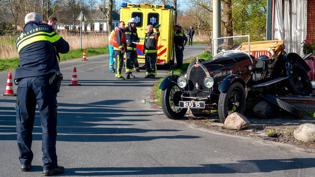 Auto rijdt na botsing Gronings pand binnen | Binnenland | NU.nl