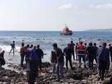 Boot met vluchtelingen loopt vast bij Rhodos