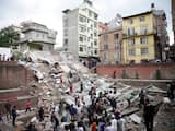 Reddingswerkers en vrijwilligers zoeken naar overlevenden tussen ingestorte gebouwen in Kathmandu.