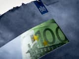 	ILLUSTRATIE - Een stapel van honderd eurobiljetten in een envelop van de belastingdienst. ANP XTRA LEX VAN LIESHOUT