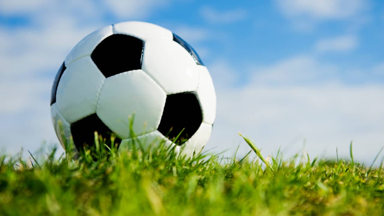 Футбольная школа мяч. Футбол на траве. Футбольный мяч на поле. Мяч на траве. Школьный футбольный мяч.