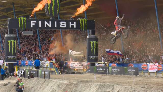 Herlings vliegt over finish bij motorcross-GP