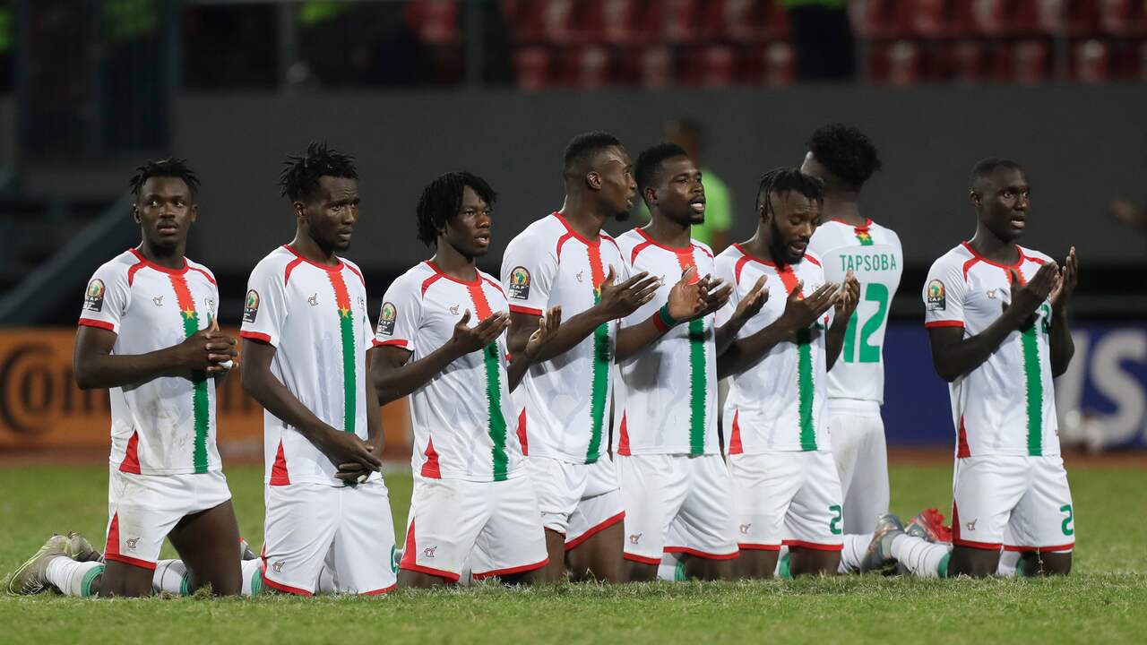 De spelers van Burkina Faso tijdens de zenuwslopende penaltyserie.