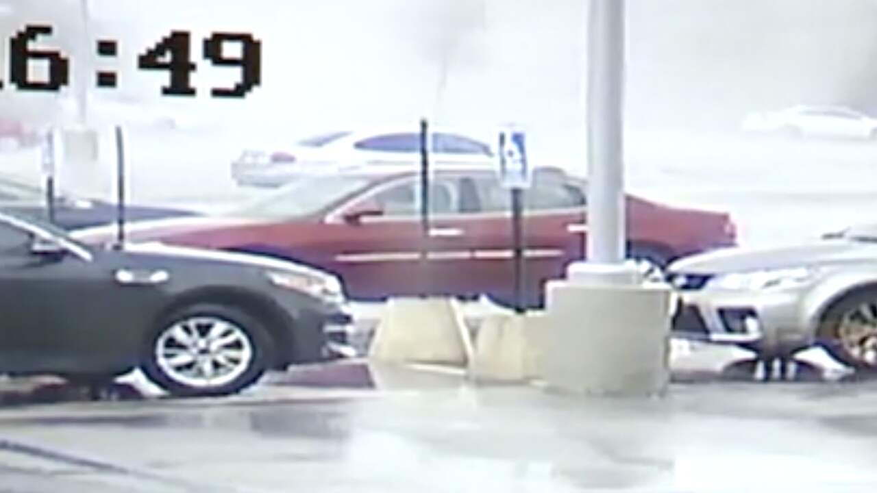 Beeld uit video: Tornado blaast auto's omver op parkeerplaats in VS