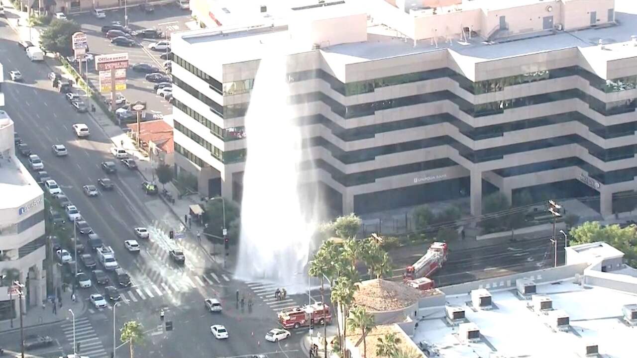 Brandkraan in Los Angeles spuit water tot zeven verdiepingen hoog