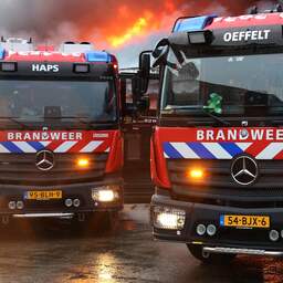 Lastig te blussen brand bij afvalwerker in Rotterdam woedt al 24 uur