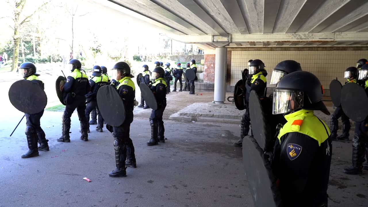 Beeld uit video: Politie en ME ontruimen Vondelpark in Amsterdam vanwege drukte