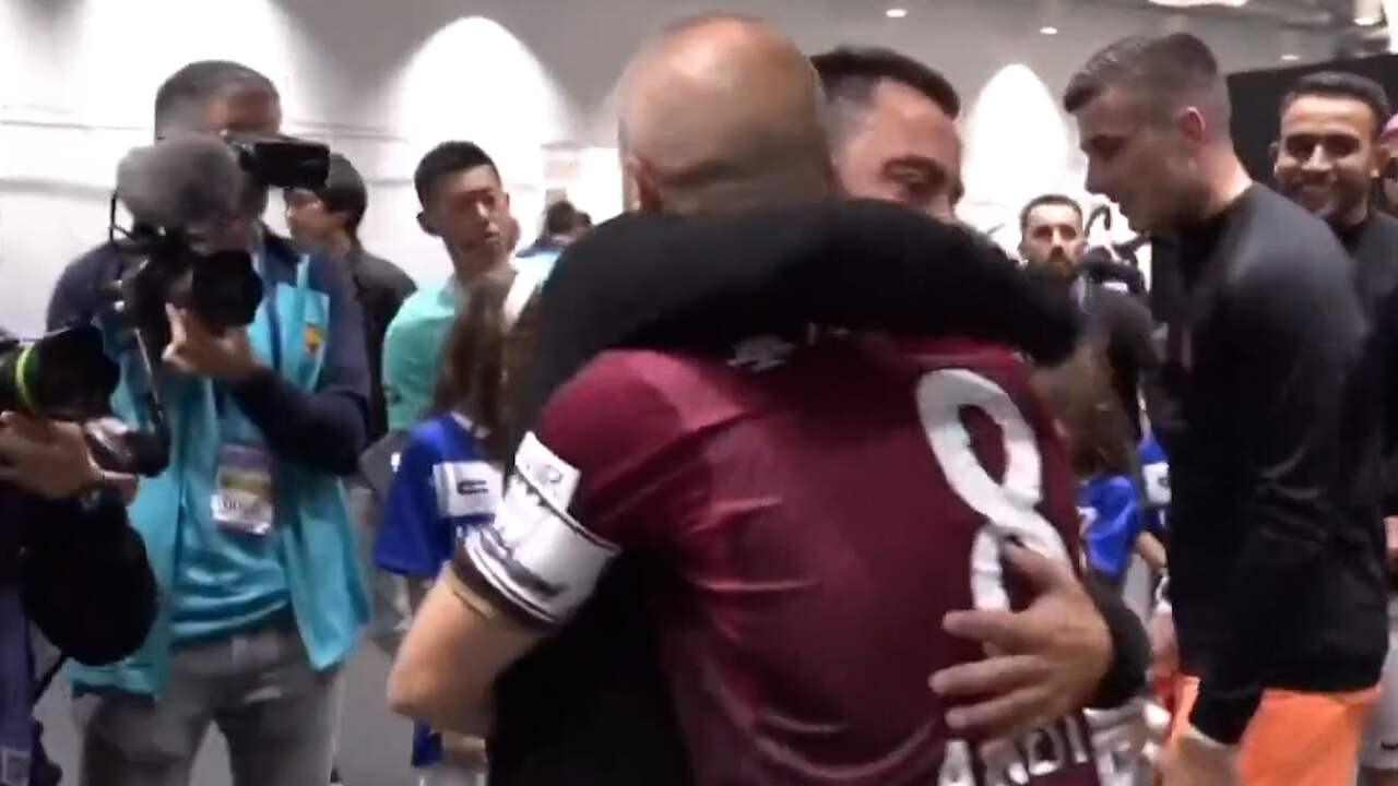 Beeld uit video: Emotioneel weerzien tussen Xavi en Iniesta in Japan
