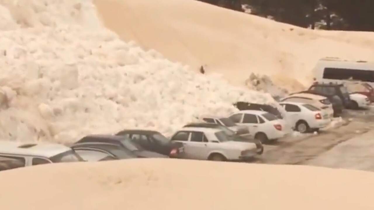 Beeld uit video: Lawine sloopt tiental geparkeerde auto's in Rusland