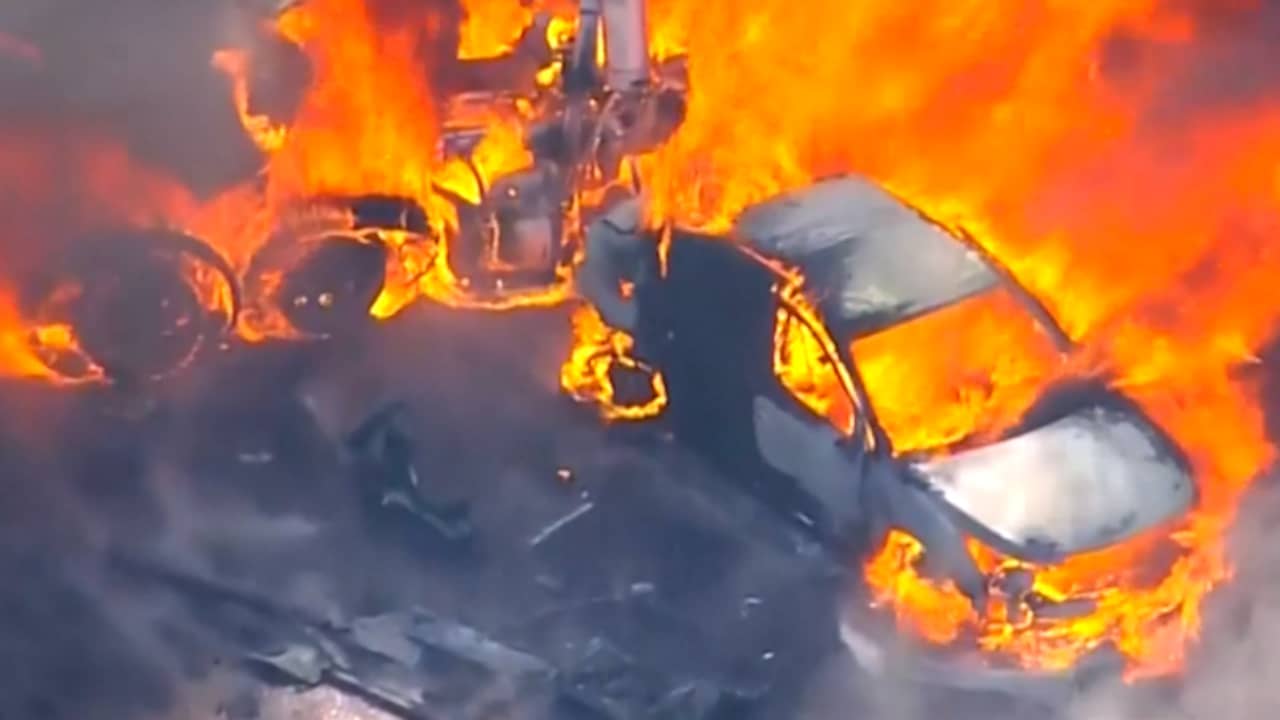 Beeld uit video: Enorme brand op snelweg in VS nadat vrachtwagen op file inrijdt