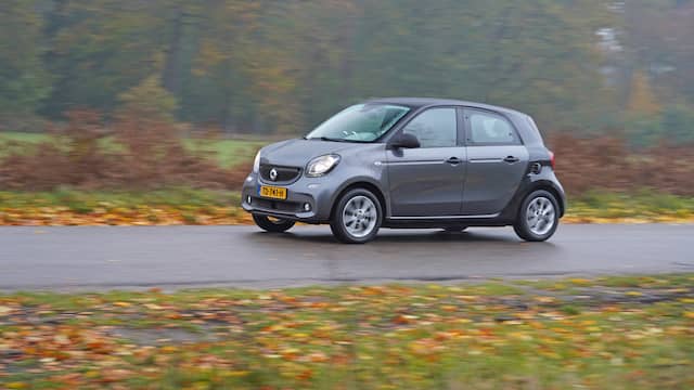 De smart forfour lijkt meer geschikt voor de stad dan de grote weg.