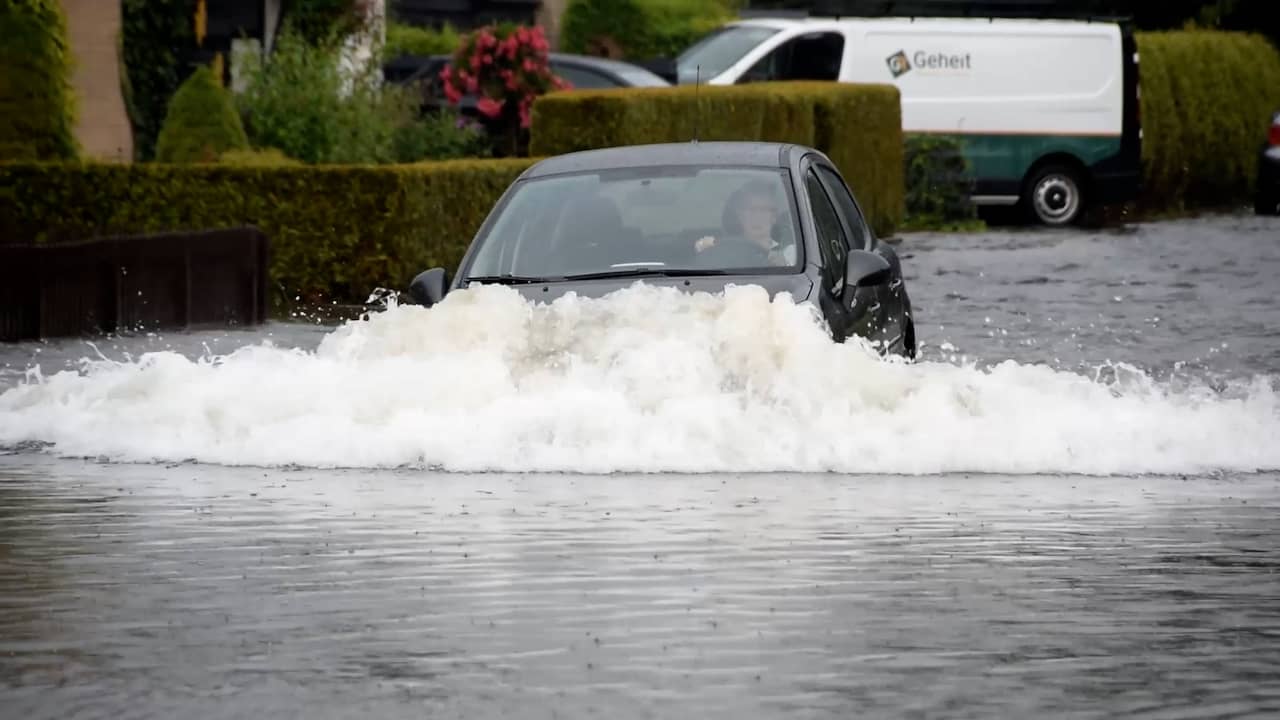 Beeld uit video: Stortregen zorgt voor ondergelopen straten in Friesland