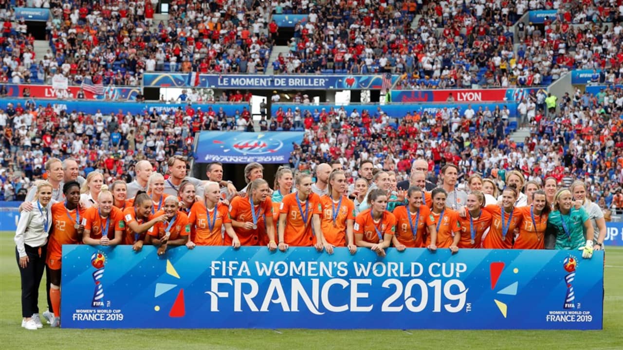 De Oranjevrouwen gaan op de foto met de zilveren WK-medaille. (Foto: Pro Shots)
