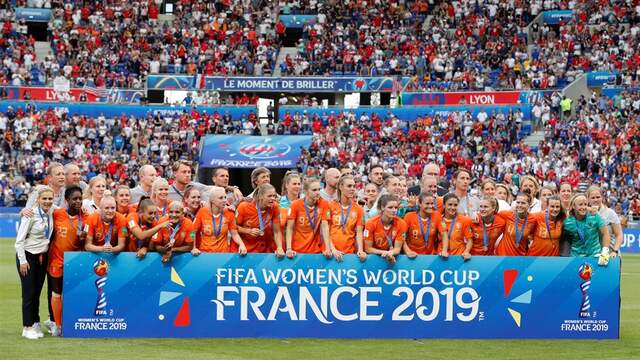 De Oranjevrouwen gaan op de foto met de zilveren WK-medaille. (Foto: Pro Shots)