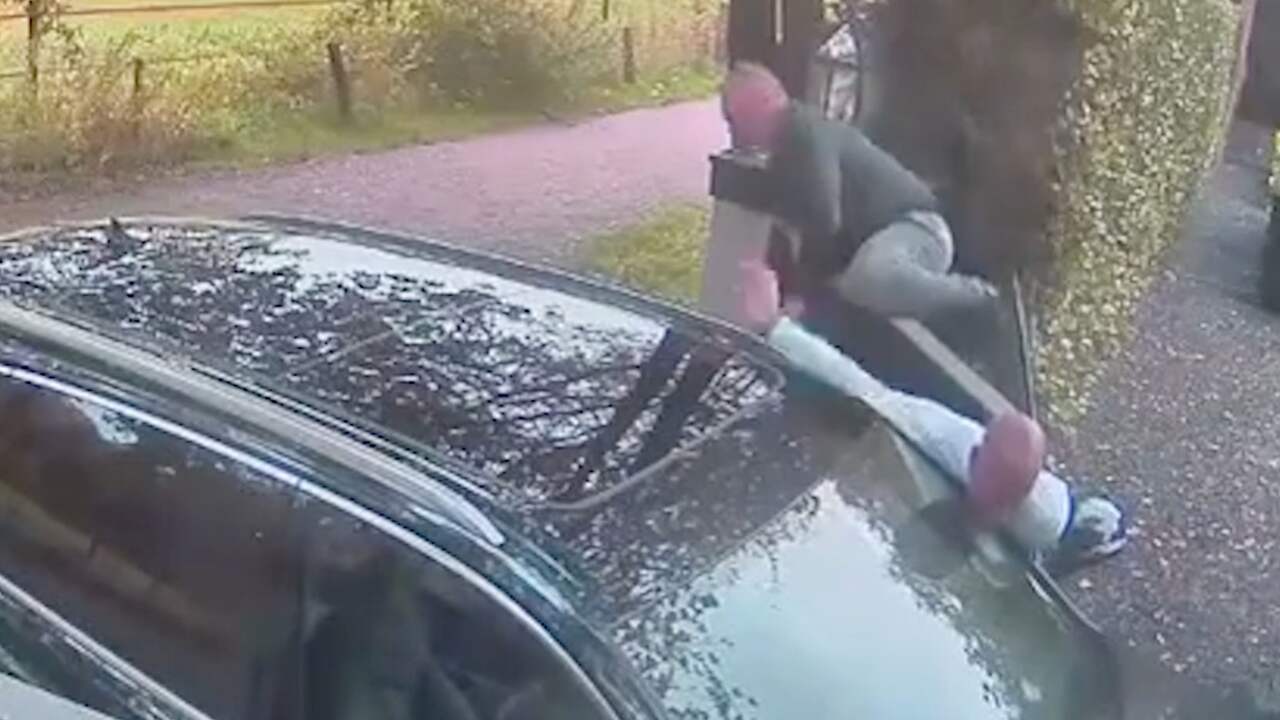 Beeld uit video: Gordon springt over hek om beknelde chauffeur te redden