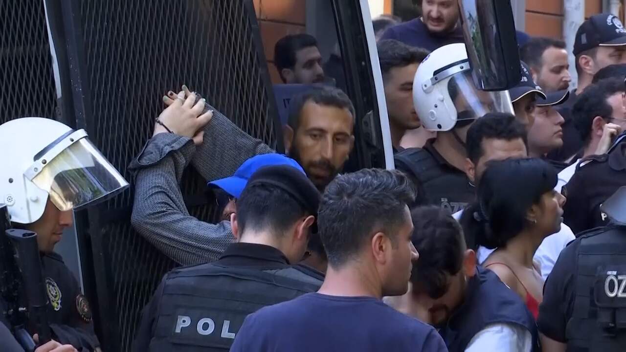 Beeld uit video: Tweehonderd arrestaties bij verboden Pride-optocht in Istanboel