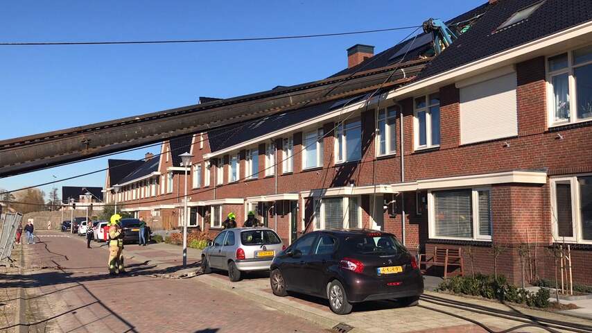 Heikraan valt op dak van huis in Vlaardingen, geen gewonden